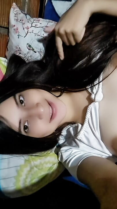 De manhã em uma barraca com uma garota de 20 anos