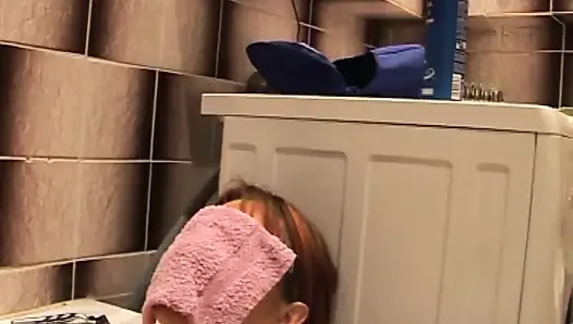 Ngentot di kamar mandi mengisap kontol besar