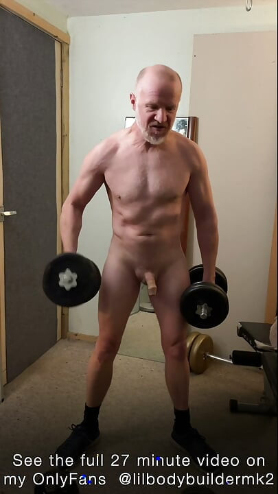 Svalnatý tátík s velkou tvrdou bicepsovou pumpou. Sledujte mě prosím na OnlyFans pro celé 27minutové video