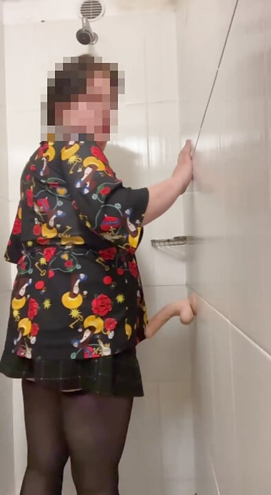 knubbig fem boi crossdresser som leker med dildo i duschen