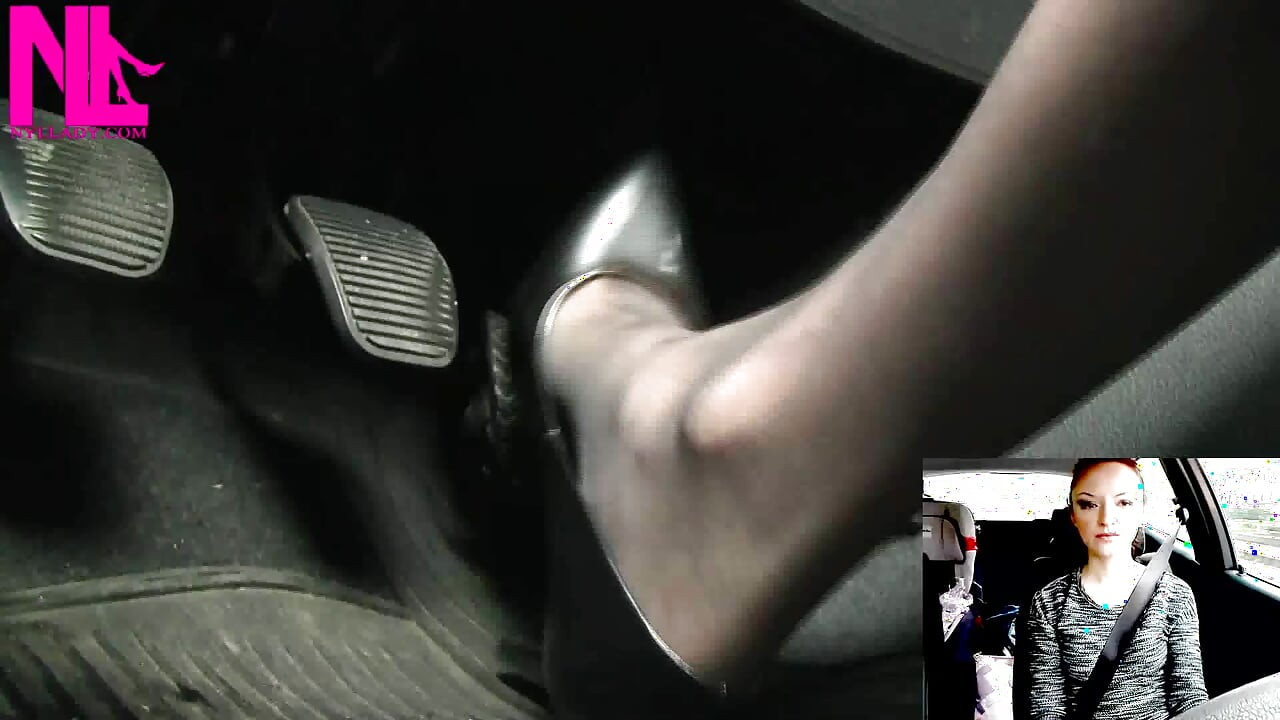 Dirigindo em Grey Pattent Pumps on My Hosed Feet