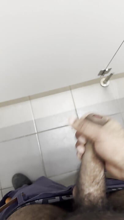在公共厕所撸管