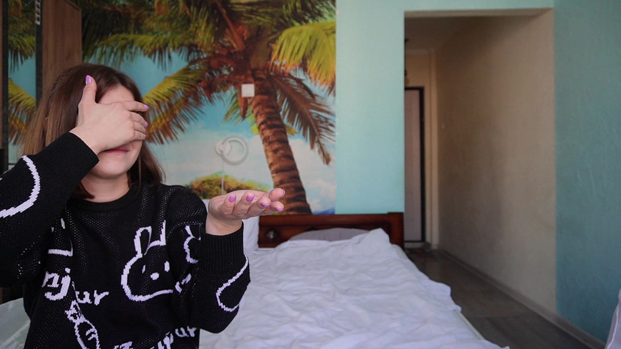 流行的在线游戏在视频博客期间变成继兄弟和继妹之间的性爱