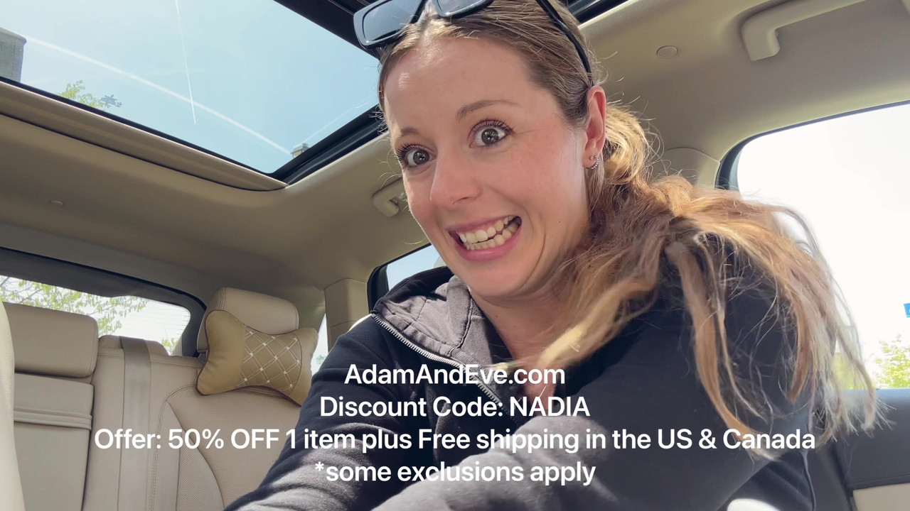 愛車の後部座席でピンクのディルドでオナニー