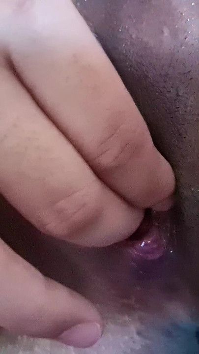 Filipinka milfa fingeruje svoju pičku