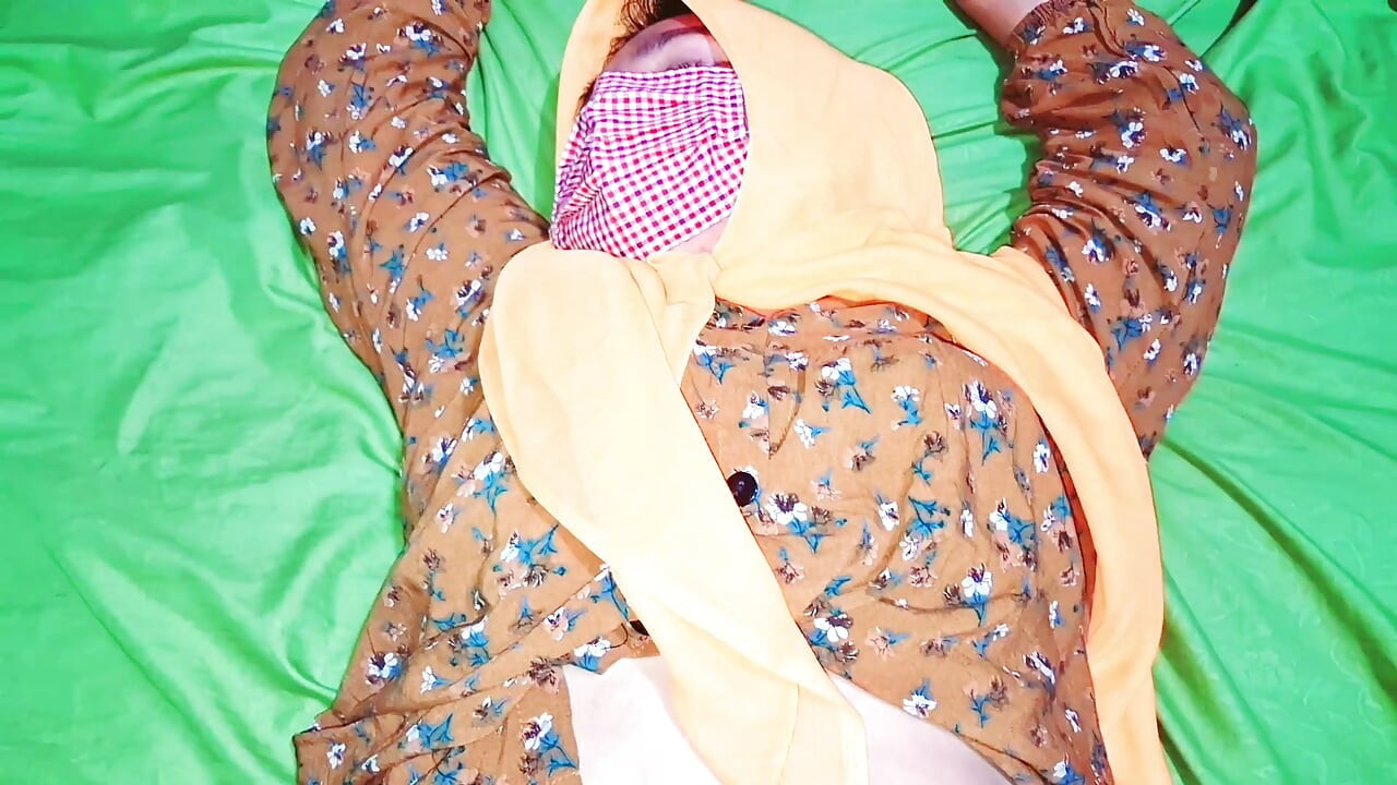 Ngentot cewek ABG hijab umur 21 dan belajar anal sex ke pantatnya dia menjerit-karinsyantika