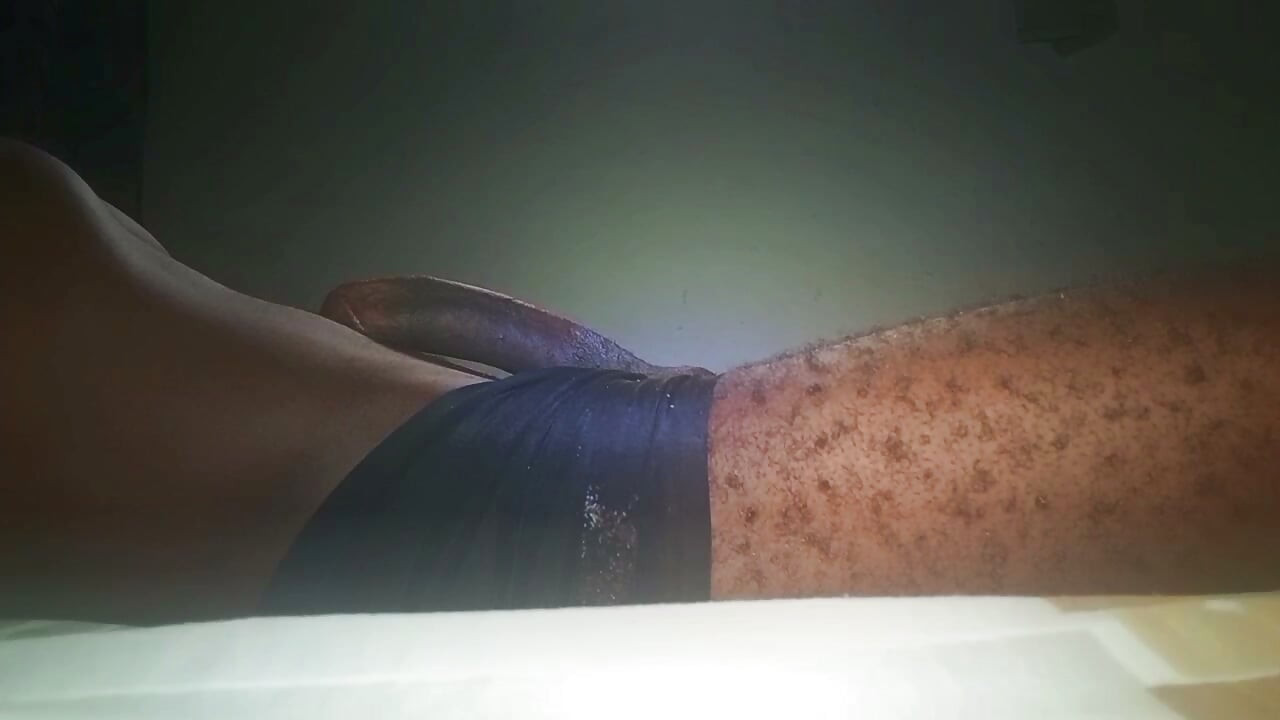 巨型黑屌猛干床铺，射出极端强烈的精液，巨大BBC男榨他那根怪物鸡巴