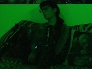 Sexy Goth Domina raucht in geheimnisvollem grünem Licht pt2 hd