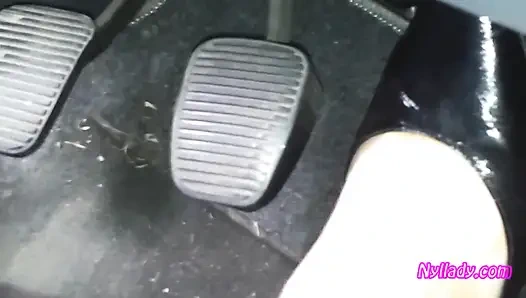 Fahren und revving in schwarzen pumps auf nacktem fuß