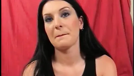 Atemberaubendes brünettes küken mit dicken titten wird anal auf der kleinen couch