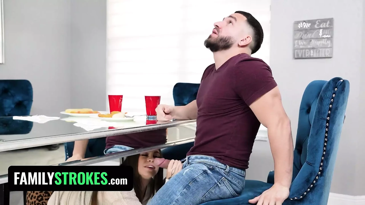 我的继母和继母乞求骑乘我的大鸡巴