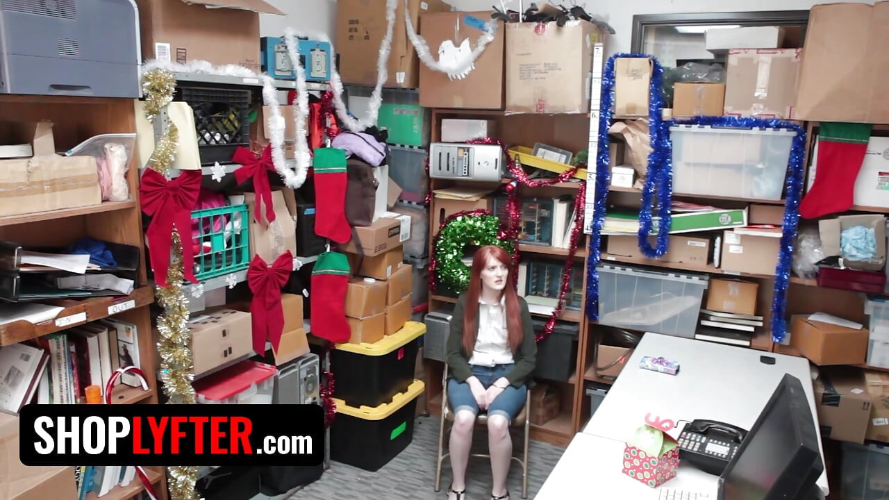 Shoplyfter - Orhideea roșcată pasională Krystal se pune în genunchi și înghite o ejaculare uriașă