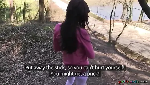 Girlfriends XXX - eine Wanderung führt zum lesbischen sex muschi fingern und muschi lecken im park