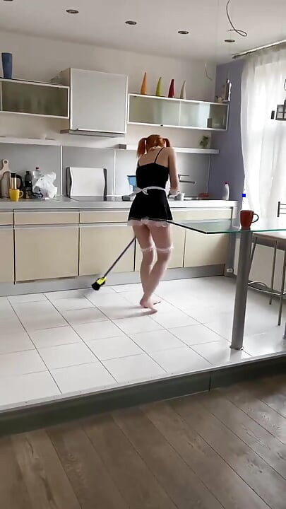 Une femme de ménage coquine s’amuse toute seule dans votre salon !