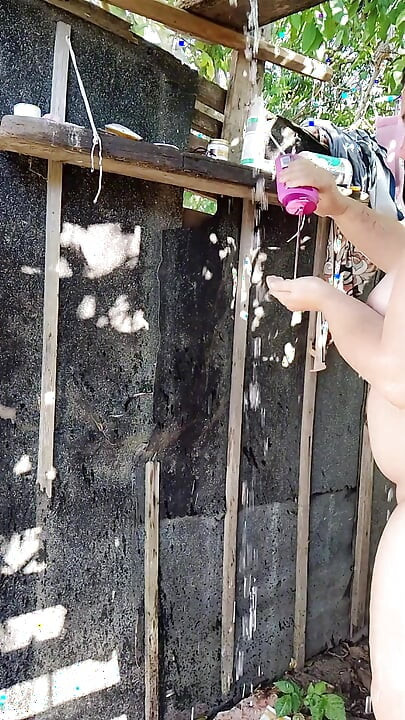 Gordinha peituda menina ao ar livre chuveiro com enorme pau namorado closeup amador