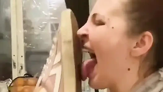 Schuhsohlen von der fickmaschine lecken