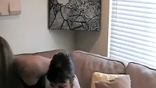 Lezbiyenler erotik olarak birbirleriyle sevişiyor