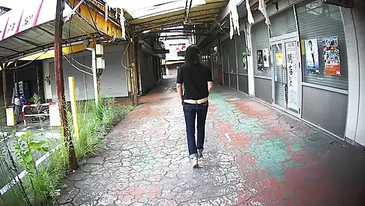 Милфа в джинсах ультра низкой высоты на улице..