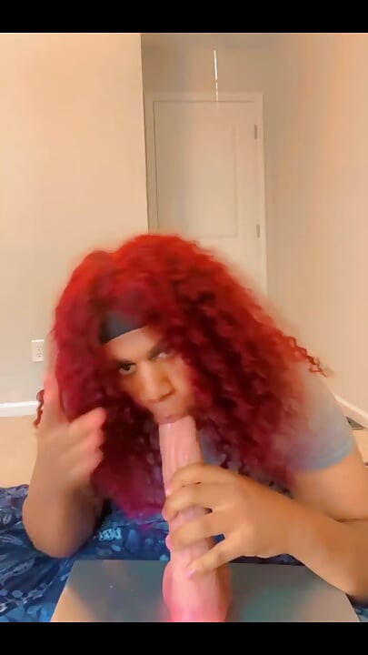 Bú đồ chơi lớn màu trắng