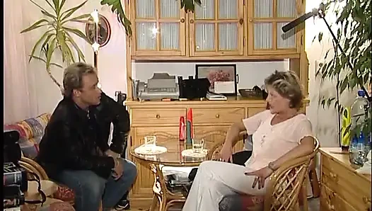 Большой зеленый дилдо для грязной милфы