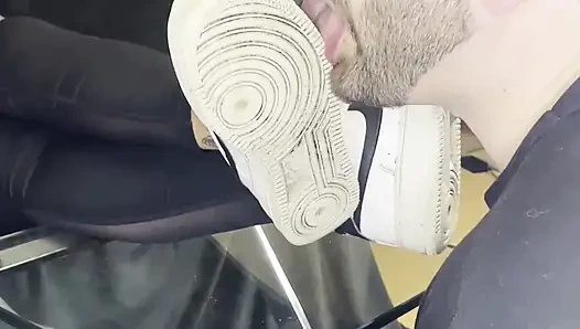 Pemujaan sneaker putih kotor - valeria night (tampak depan)