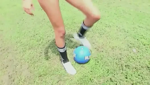 Возбужденную крошку-блондинку с большими сиськами жестко трахают в ее мокрую киску