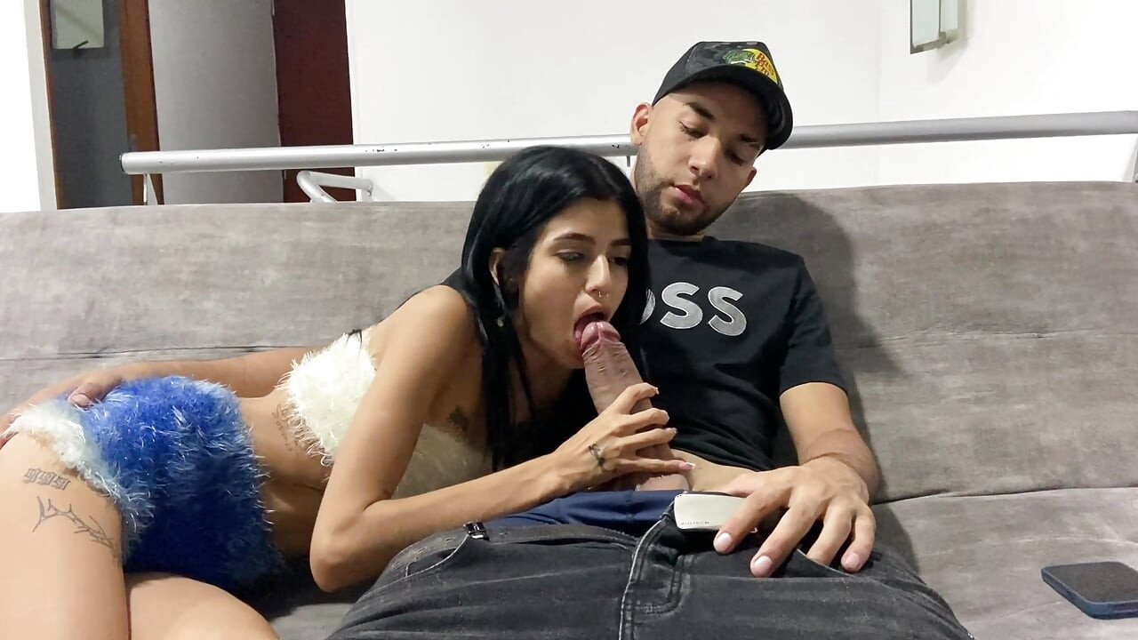 Tato roztomilá sexy holka mě hledá v obývacím pokoji, abych ji mohl ošukat na nábytek ve svém domě.