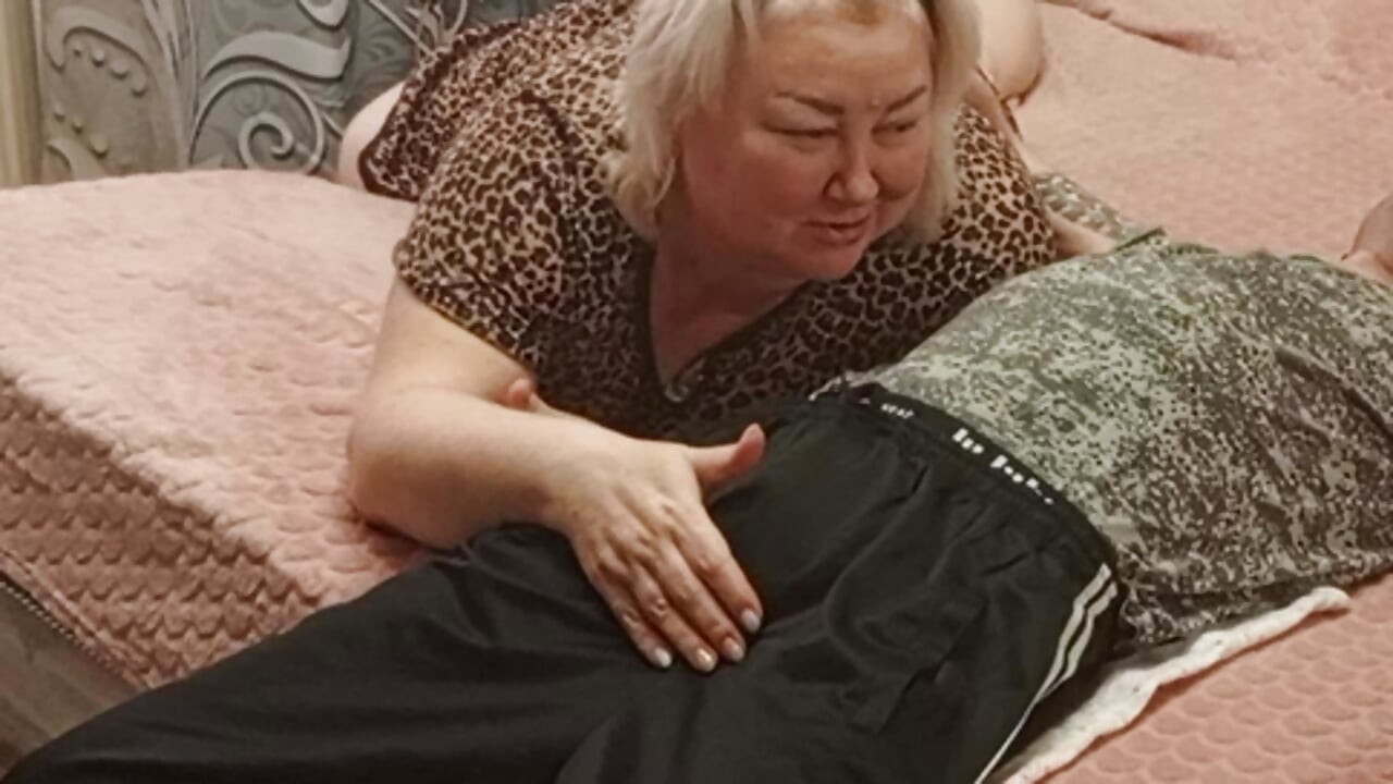 Djevojka puši kurac da dobije usta puna sperme