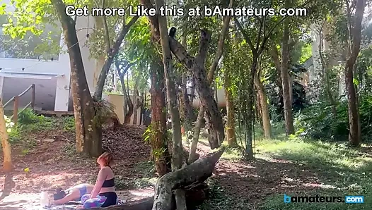 Voyeur erwischt zwei geile hausfrauen, die im wald bei Amateuren Yoga machen