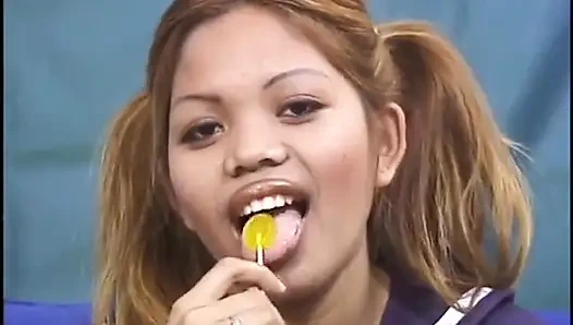 Junge asiatische schlampe nimmt es in ihre nasse muschi