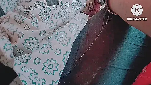 Delhi das mädchen Lavenya zeigte ihre möpse.  Sie genießt eine andere Art von Genuss, indem sie ihren Arsch darauf reibt.  Sonas freund sagte ihr, dass sein freund