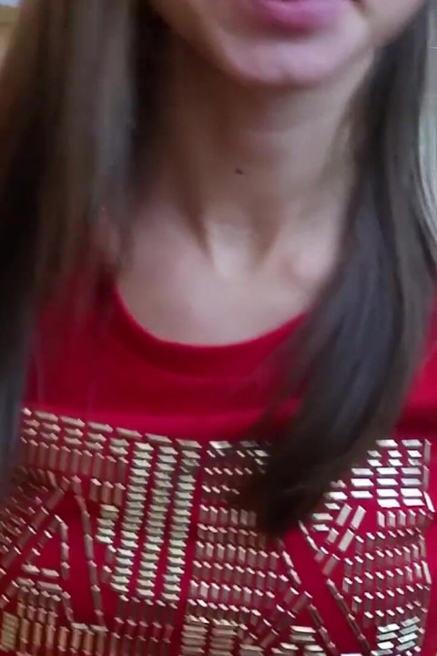 Karşı konulmaz Gina Gerson Mugurs'un sert yarağını emiyor ve sikiyor