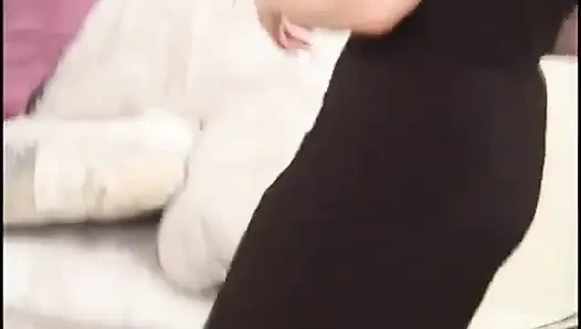 Brünette brünette oma mit schlankem körper liebt es, einen harten schwanz zu blasen wie ein profi