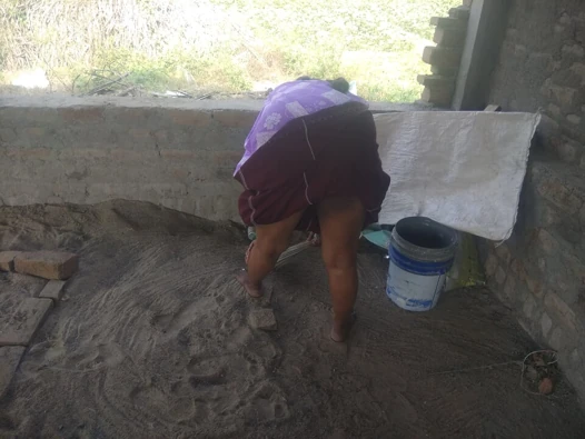 Tante lagi bersih-bersih memek enak di rumah baru
