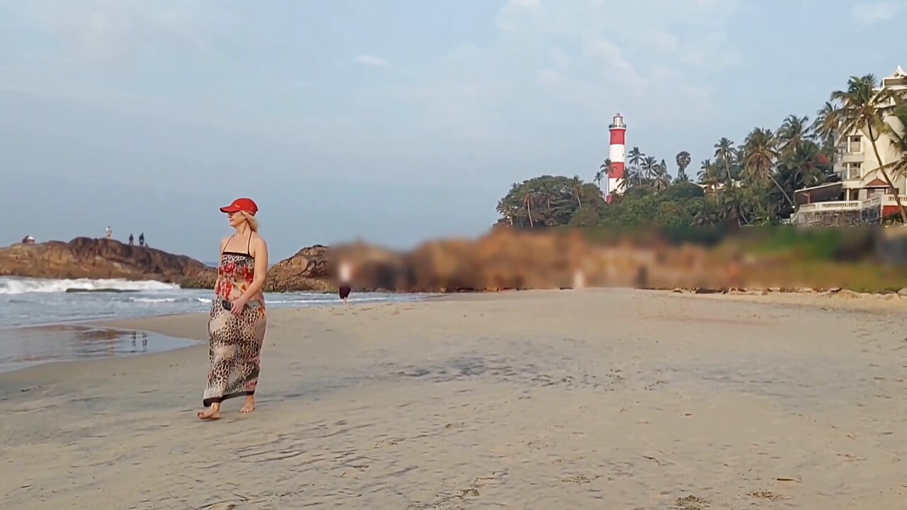 אישה בלונדינית בוגרת נהנית מסקס בגרביונים