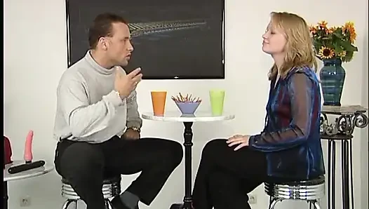 Sexy blondine lutscht einen monsterschwanz und schiebt ihn dann in ihre rasierte muschi
