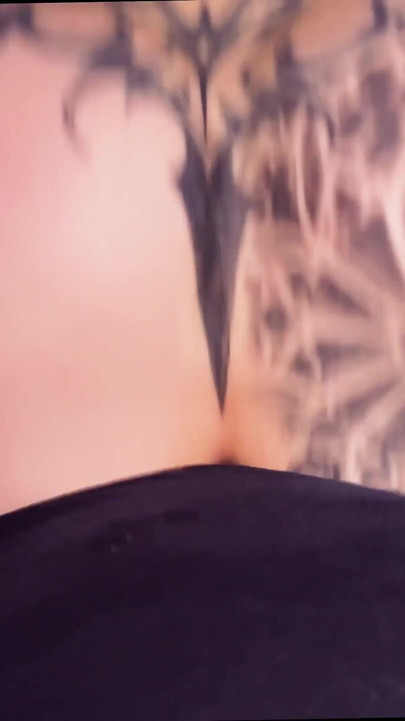 Tatuada gata leva ele fundo - pov, vibrando e selvagem