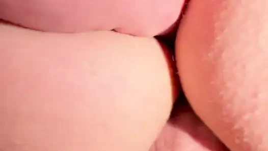 Masukin ibu jari ke dalam lubang pantatnya sambil ngentot