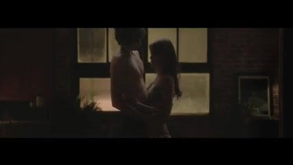 Lizzy Caplan in Save the Date