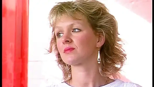 Sevimli sarışın piliç amını büyük bir dildoyla doldurmanın tadını çıkarıyor