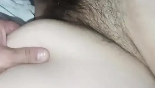 Close-up vagina basah berbulu istri saya