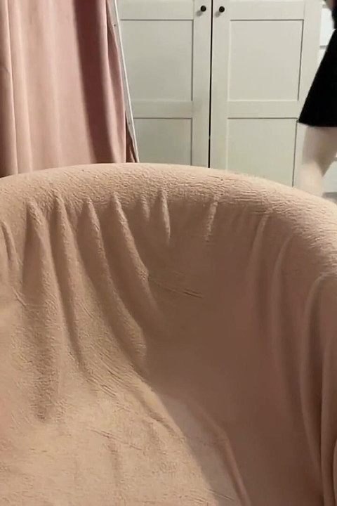 Момиче в униформа гледа порно се самозадоволява