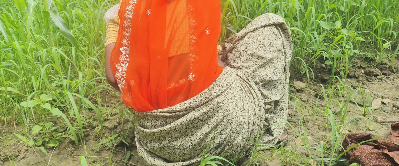 खेत में भाभी के साथ रोमांस किया