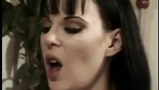 Typ bekommt von der sexy brünette und typen gleichzeitig den kopf