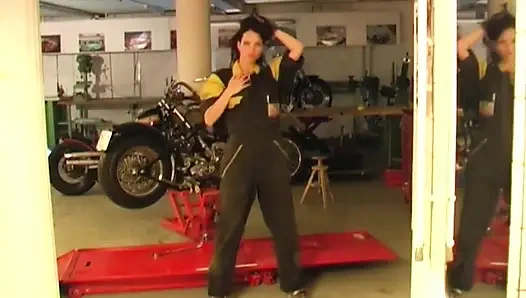 Devils dolls 02 - domi masturbiert in der garage