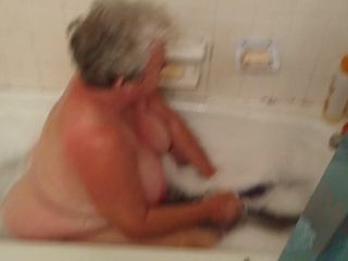 Vợ trong bồn tắm