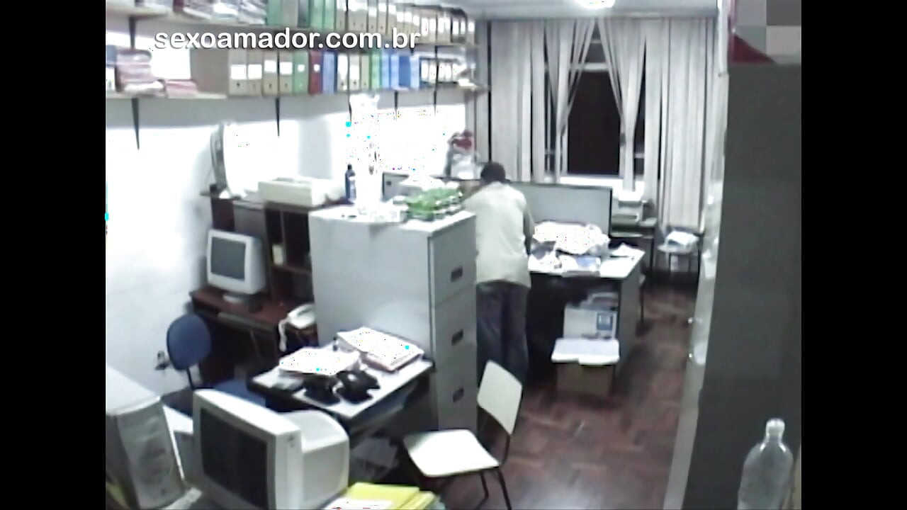 Empleados cachondos teniendo sexo en la oficina después de horas