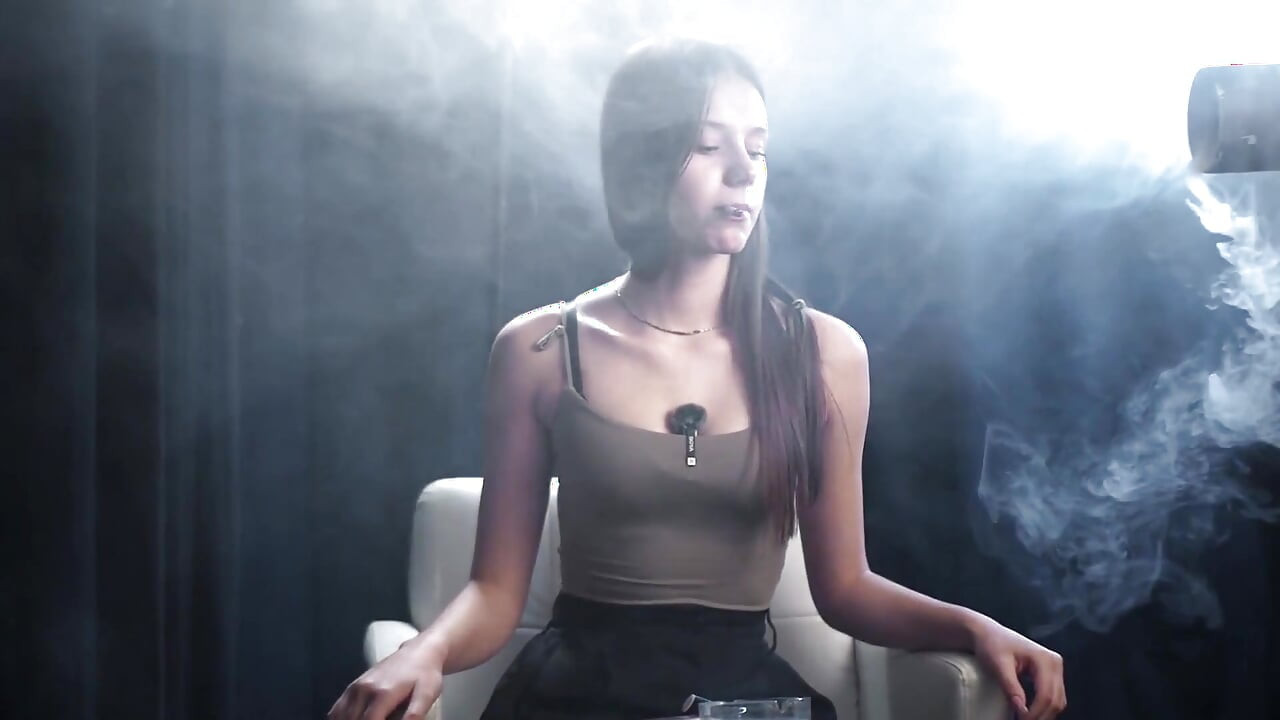 Séance de tabagisme tranquille en solo en studio avec fumée douce et contact visuel direct
