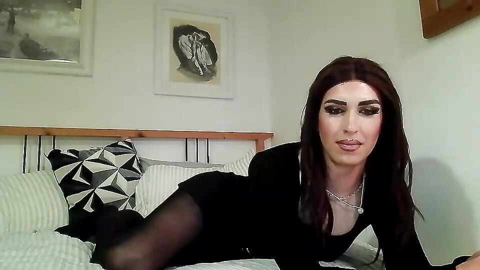 Crossdresser de meia-calça e calcinha na cam