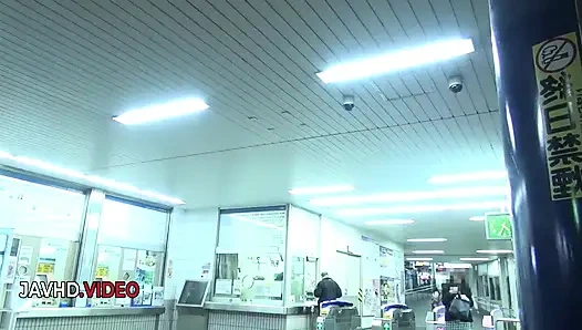 Leidenschaftliche japanische herrin verlangt, ihren liebhaber im büro zu blasen